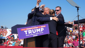  En los escasos diez minutos que duró el mitin, Trump se había dedicado a criticar duramente a la “migración