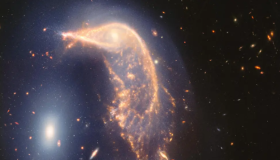 Las observaciones del Webb muestran claramente que las galaxias están unidas por una neblina representada en azul.