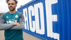 El delantero danés busca fórmulas económicas para ser el propietario del club perico