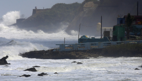 a tormenta tropical Ernesto se ha fortalecido algo en su camino hacia Puerto Rico y las Islas Vírgenes