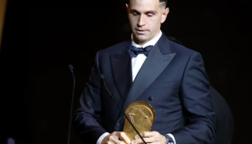 ‘Dibu’ Martínez repite como premio Yashin al mejor portero del año 