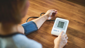 Un estudio mostró que sumar solo 5 minutos de ejercicio al día reduce la presión arterial 