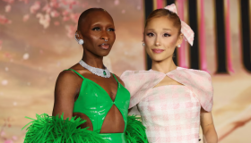 Escándalo en Mattel: muñecas de la película Wicked incluyen datos de un sitio pornográfico en su empaque 