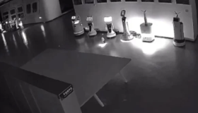 Un robot con IA convence a otros robots de abandonar su trabajo en una exposición en Shanghái 