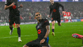 El Barcelona gana al Benfica en un partido loco y pasa directo a octavos