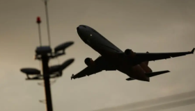 Aerolínea de bajo coste veta a pasajeros descalzos, con poca ropa o tatuajes ofensivos 