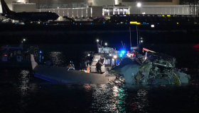 Avión comercial choca con un helicóptero cerca del aeropuerto de Washington