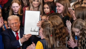 Trump firma una orden ejecutiva que prohíbe a las atletas trans en escuelas competir en deportes femeninos 