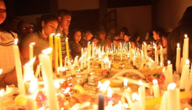 Feligreses encienden velas en Honduras por salud del papa