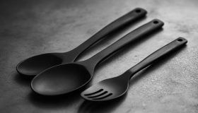 ¿Los utensilios de cocina fabricados con plástico negro son cancerígenos? Esto piensan los expertos 