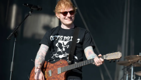 Ed Sheeran sorprende en Nueva Orleans con show callejero y estrena "Azizam" 