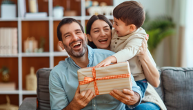 Guía de regalos tecnológicos para el Día del Padre: películas, series y música 