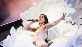 Dua Lipa rinde tributo a Natalie Imbruglia interpretando ‘Torn’ en Australia 