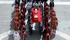 El féretro del papa Francisco llega a la basílica de San Pedro 