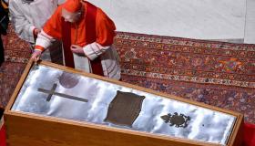 Sellan el ataúd del Papa Francisco con un testimonio de su valiente servicio y amor a los pobres 