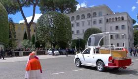  El cortejo fúnebre del papa abandona el Vaticano y recorre Roma hasta su sepultura 