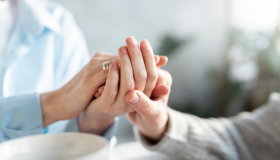 Cómo funciona el dispositivo cerebral con IA que redujo temblores y rigidez en pacientes con Parkinson 
