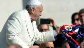 «Día triste» por el adiós de Francisco, un papa con «pasión por el fútbol» 