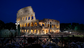 Italia apaga el Coliseo para honrar la memoria del papa Francisco 