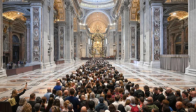 Casi 20,000 personas han pasado ante el féretro del papa en su primer día en la basílica 