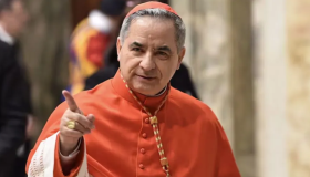 El Cardenal Becciu quiere votar en el cónclave 