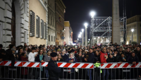 Peregrinos empiezan a hacer cola 12 horas antes del funeral del Papa Francisco 