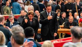 Presidenta Xiomara Castro destaca compromiso del Papa con los más necesitados del mundo 