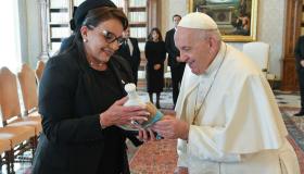 Presidenta Xiomara Castro lamenta la muerte del papa Francisco 