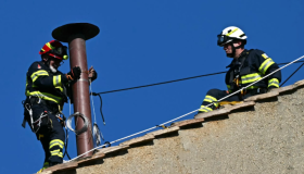 Instalan la chimenea en la Capilla Sixtina para el cónclave que elegirá al sucesor del papa Francisco 