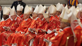 Los cardenales se retiran a almorzar antes de encerrarse en la Capilla Sixtina 