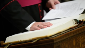 Los cardenales realizan el juramento previo al cónclave 