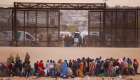 Migrantes se arriesgan en el mar de California ante el cerco de Trump en tierra 