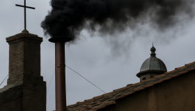 ¡Humo negro! Tras primera votación, Cónclave aún no elige nuevo Papa