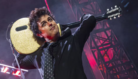 Billie Joe Armstrong detiene el show para llamar la atención a un fan fuera de lugar 