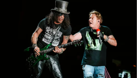 Slash cumple 60 años tras una vida de solos intensos, excesos y gloria rockera 