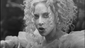 Lady Gaga comparte su nuevo y espeluznante sencillo "The Dead Dance" 