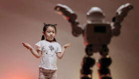 China introduce robots con IA como nuevos compañeros de juego en parques y escuelas infantiles 