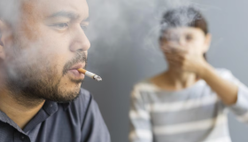 Fumar no solo te envejece a ti… también a tus hijos 