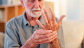 Los 9 hábitos cotidianos que pueden influir en el avance del párkinson 