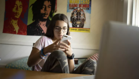 ¿Quién forma a los jóvenes en la era de las pantallas? 