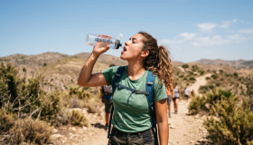 Cuánta agua tomar al día y qué factores influyen en tus necesidades 