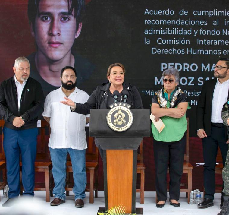 La presidenta Xiomara Castro, a nombre del Estado de Honduras, pidió perdón a la familia de Pedro Magdiel Muñoz