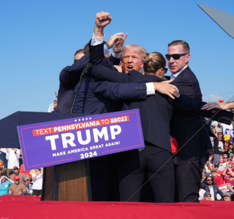  En los escasos diez minutos que duró el mitin, Trump se había dedicado a criticar duramente a la “migración