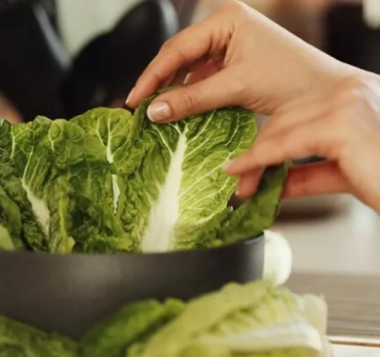 Una de las propiedades de la lechuga es el ser antioxidante. Esto la hace útil para combatir los signos del paso del tiempo, como las arrugas y manchas en la piel.