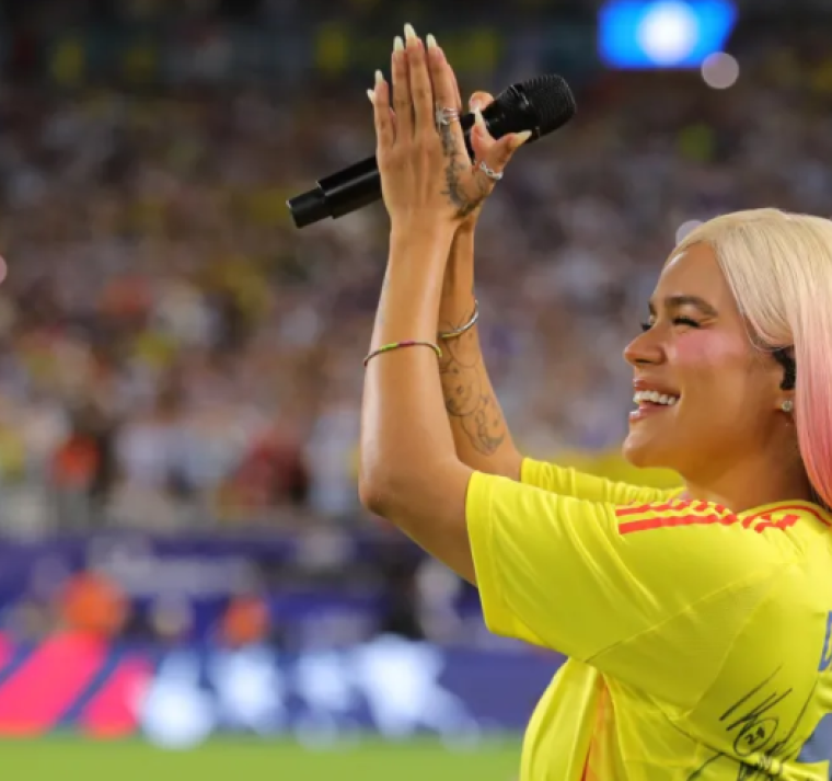 El Hard Rock Stadium se vistió de tricolor con la presentación de ‘la Bichota’ que salió envuelta en la bandera de su país natal alentando a la hinchada amarilla