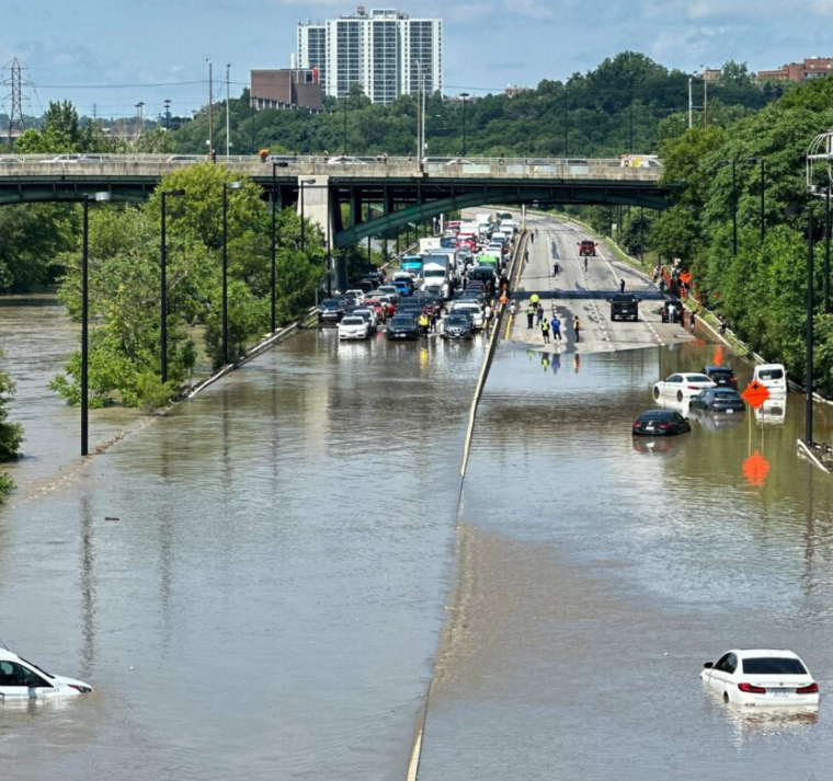 Environment Canada, el organismo ambiental de ese país, emitió alertas de lluvia para la zona metropolitana de Toronto y gran parte del sur de Ontario