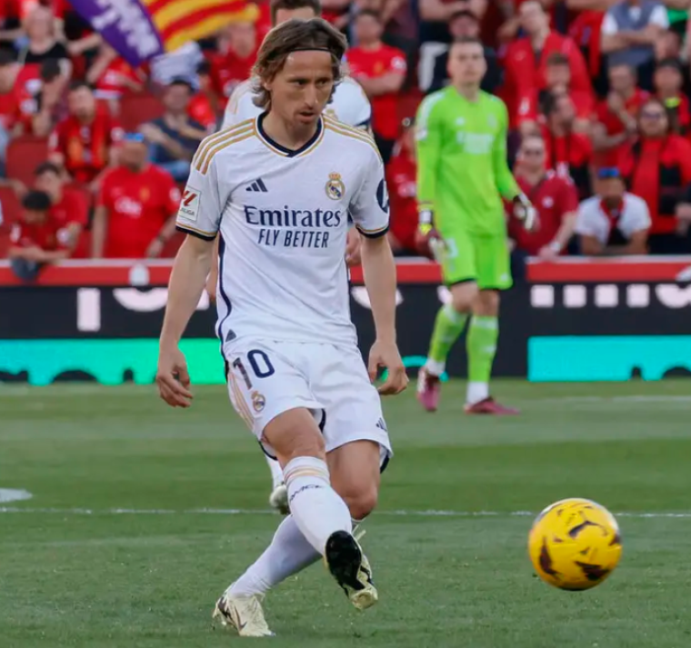El futbolista croata estará vinculado al club blanco hasta junio de 2025.
