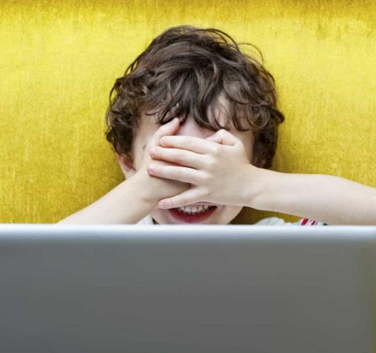 Family Link, desarrollada por Google, permite establecer horarios de uso para los dispositivos móviles de los menores.