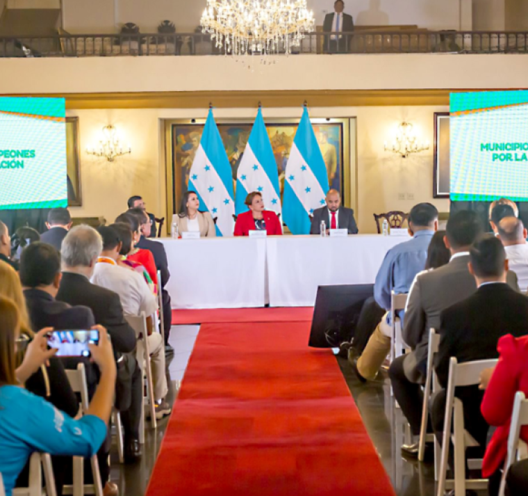 Xiomara Castro destacó la colaboración entre su gobierno y los municipios de Honduras.