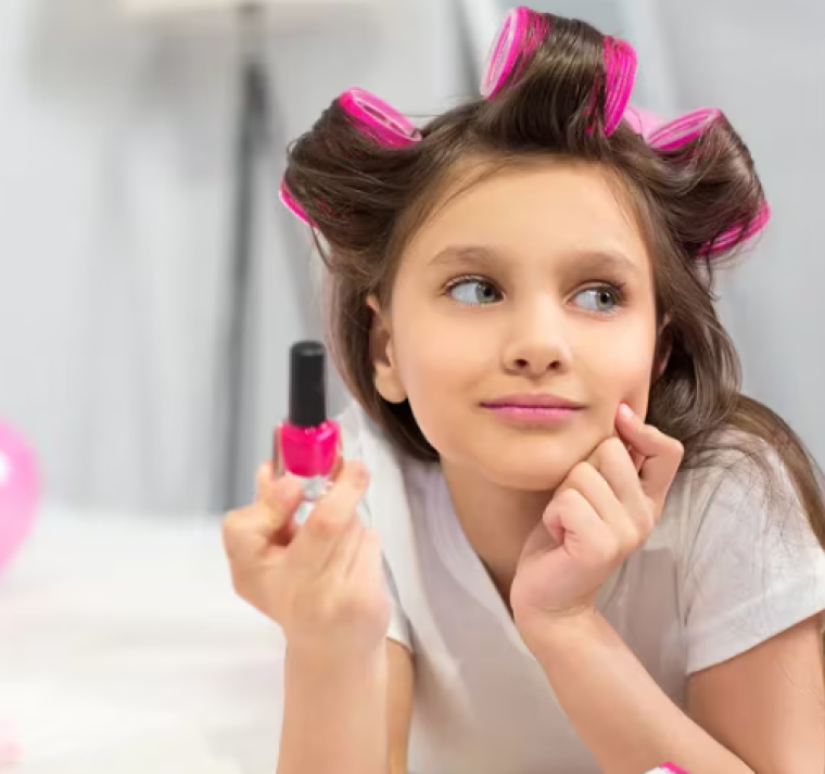 Los videos de niñas mostrando en las redes sociales cómo siguen una rutina con productos con activos que no están indicados para su edad, puso a los especialistas en alerta.